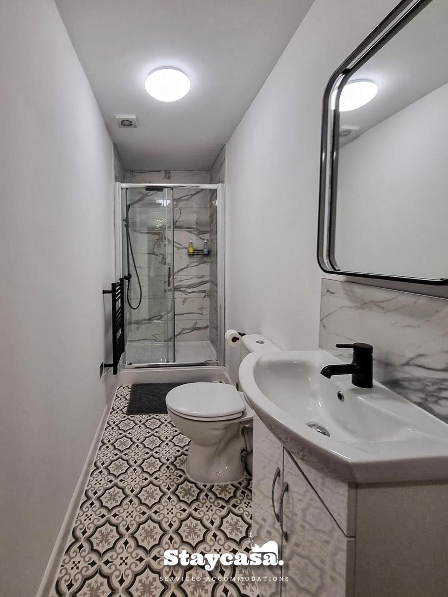 Delightful Spacious Haven With Large Driveway Manchester Esterno foto