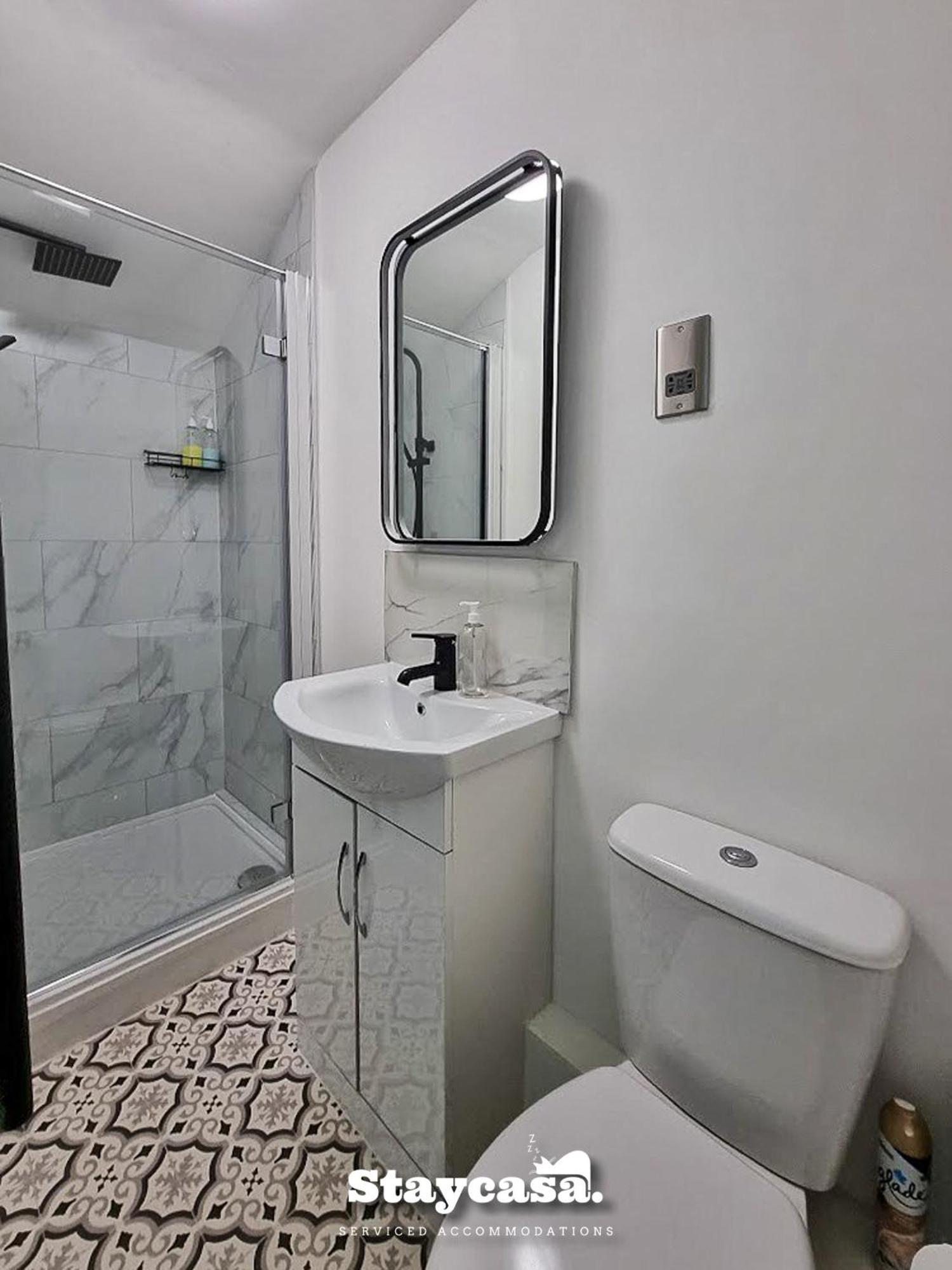 Delightful Spacious Haven With Large Driveway Manchester Esterno foto